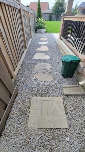 2021-Side-path-between-deck-and-fence-with-peastone-flagstone-and-existing-cement-paver