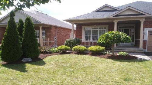 2021-Spring-cleanup-with-brown-mulch-and-scalloped-edges