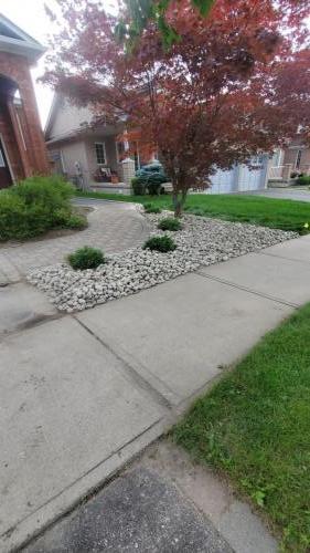 2021-Weed-control-in-front-garden-with-riverstone