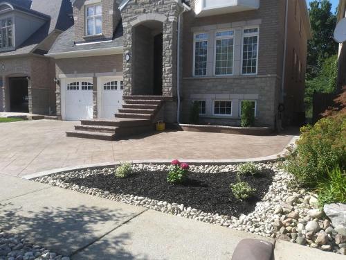 33 - Minimal Front Garden Installation