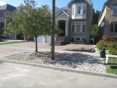 37 - Minimal Front Garden Installation