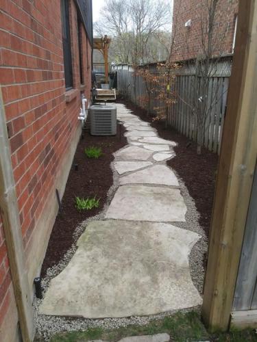 7 - Sideyard flag stone garden