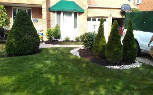Front Yard Mature Garden Cleanup with River Stone1