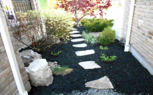 Frontyard Small Garden Bed Ideas3