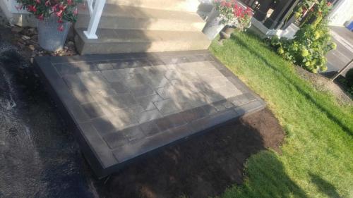 2021-Small-interlock-landing-at-base-of-front-steps-in-Brooklin-Unilock-Brussels-Limestone-with-Midnight-Charcoal-border