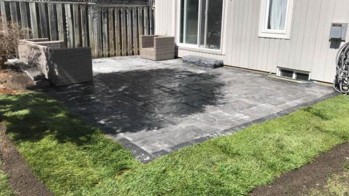 2021-Small-patio-and-stone-step-in-backyard-in-Whitby-Unilock-Beacon-Hill-Granite-Fusion-Flagstone