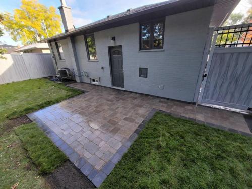 2021-T-shaped-backyard-patio-in-Ajax-Unilock-Brussels-Seirra