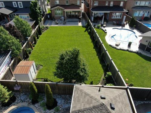 2021-a1-Overhead-view-after-backyard-hardscaping-and-sod-overhaul-in-Whitby-Unilock-Beacon-Hill-Flagstone-Tuscany-and-midnight-charcoal-border