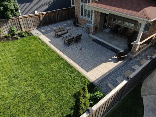 2021-a2-After-backyard-hardscaping-and-sod-overhaul-in-Whitby-Unilock-Beacon-Hill-Flagstone-Tuscany-and-midnight-charcoal-border