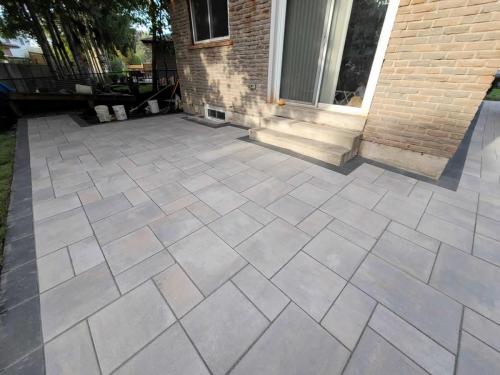 2021-b3-Modern-backyard-interlock-patio-in-Whitby-Unilock-Beacon-Hill-Granite-Mist-Smooth