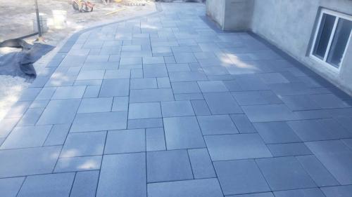 2021-k1-Sleek-backyard-patio-in-Oshawa-Unilock-Beacon-Hill-Granite-Mist