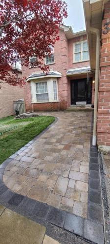 2021-l2-Curved-interlock-walkway-with-onyx-border-in-Whitby-Unilock-Brussels-sandstone