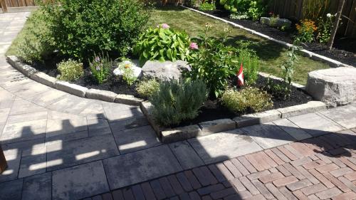 104-Stone-garden-edging-riverstone-sod