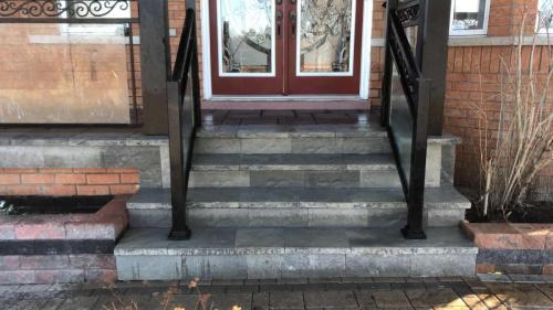 2021-Interlock-stairs-at-front-entrance-to-home-in-Ajax-Techo-Bloc-Venetian-Overlay