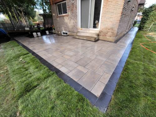 2021-b2-Modern-backyard-interlock-patio-in-Whitby-Unilock-Beacon-Hill-Granite-Mist-Smooth