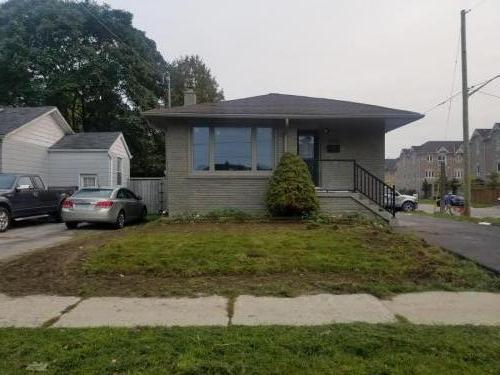 2021-t4-Before-large-scale-sod-project-at-newly-renovated-duplex-for-sale-in-Whitby